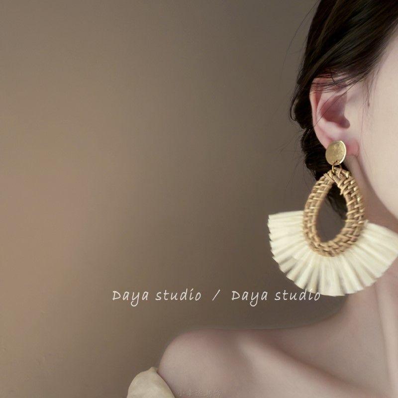 Bohemian fan-shaped woven stud earrings women s unique design sense holiday style exaggerated earrings versatile niche earrings
Bohemian fan-shaped woven stud earrings women s unique design sense holiday style exaggerated earrings versatile niche earrings
