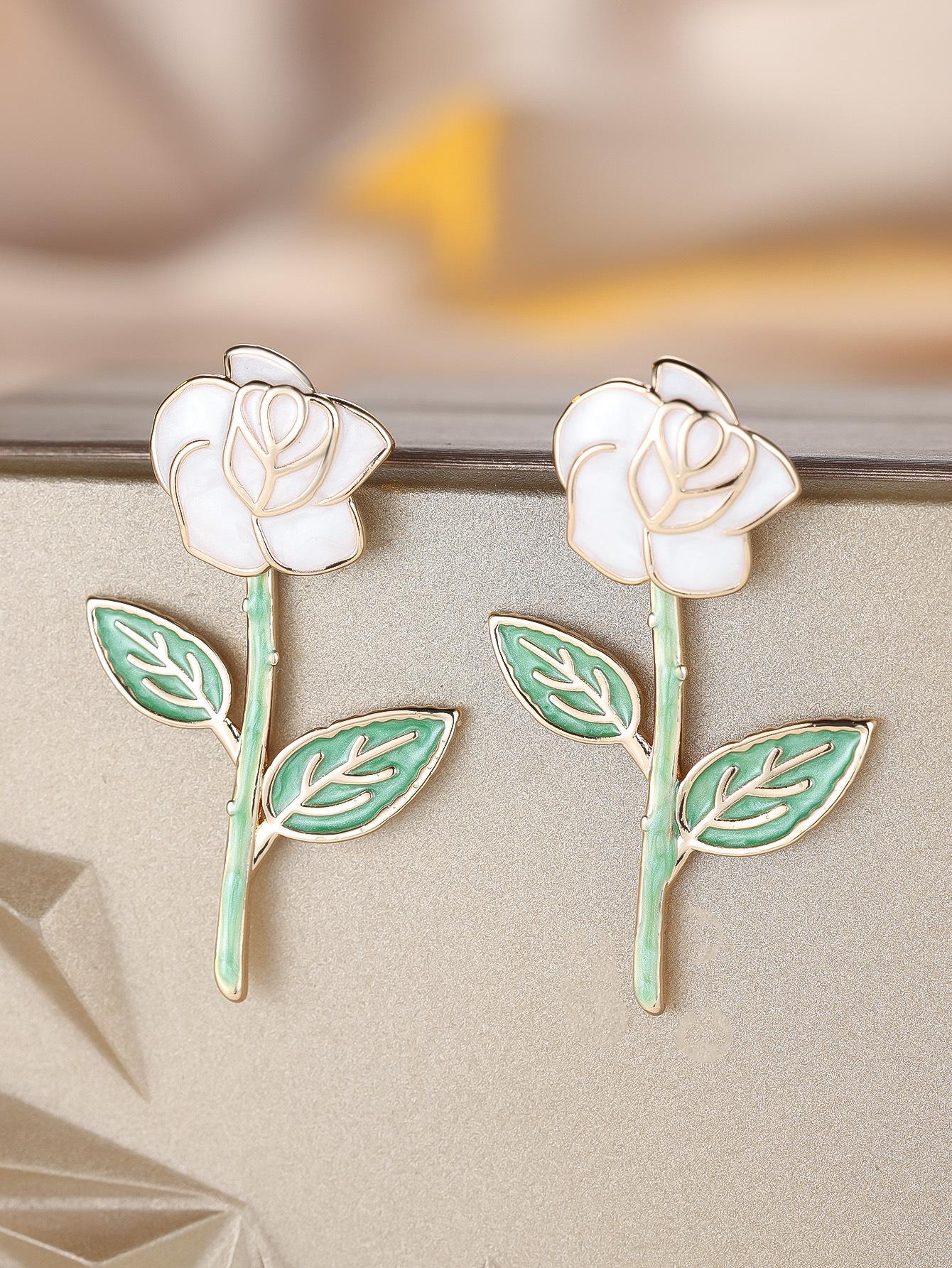 Hot-selling imitation gold drip oil flower stud earrings, sweet romantic style three-dimensional niche premium versatile rose stud earrings
Hot-selling imitation gold drip oil flower stud earrings, sweet romantic style three-dimensional niche premium versatile rose stud earrings