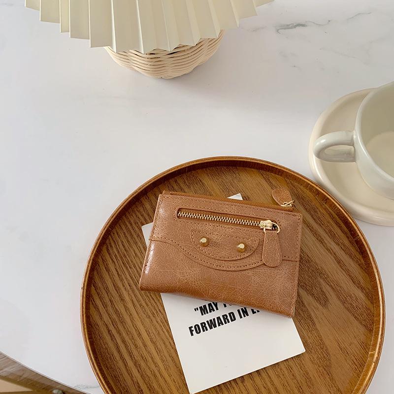 Элегантный женский кошелек тройного сложения — компактный, высококачественный кошелек для монет на молнии
Элегантный женский кошелек тройного сложения — компактный, высококачественный кошелек для монет на молнии