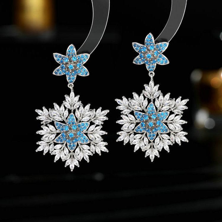 Новые европейские и американские серьги с преувеличенной атмосферой для тяжелой промышленности, инкрустированные цветами из циркона, элитное банкетное платье со снежинками и серьгами синий
Новые европейские и американские серьги с преувеличенной атмосферой для тяжелой промышленности, инкрустированные цветами из циркона, элитное банкетное платье со снежинками и серьгами синий