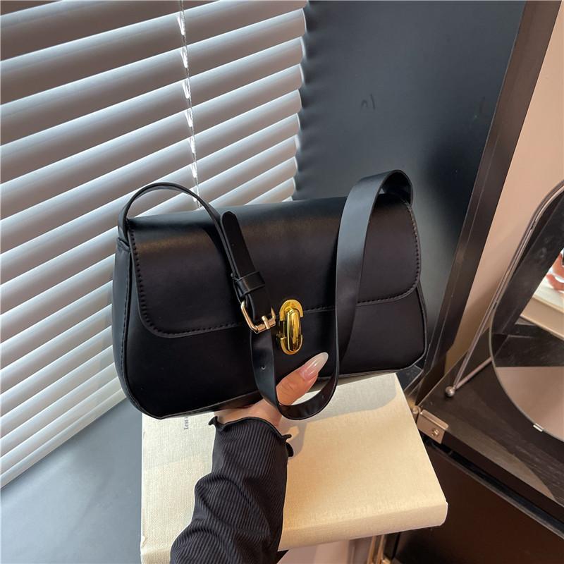 Portable underarm women s small square bag personalized trendy new lock fashionable retro underarm shoulder чорний
Portable underarm women s small square bag personalized trendy new lock fashionable retro underarm shoulder чорний