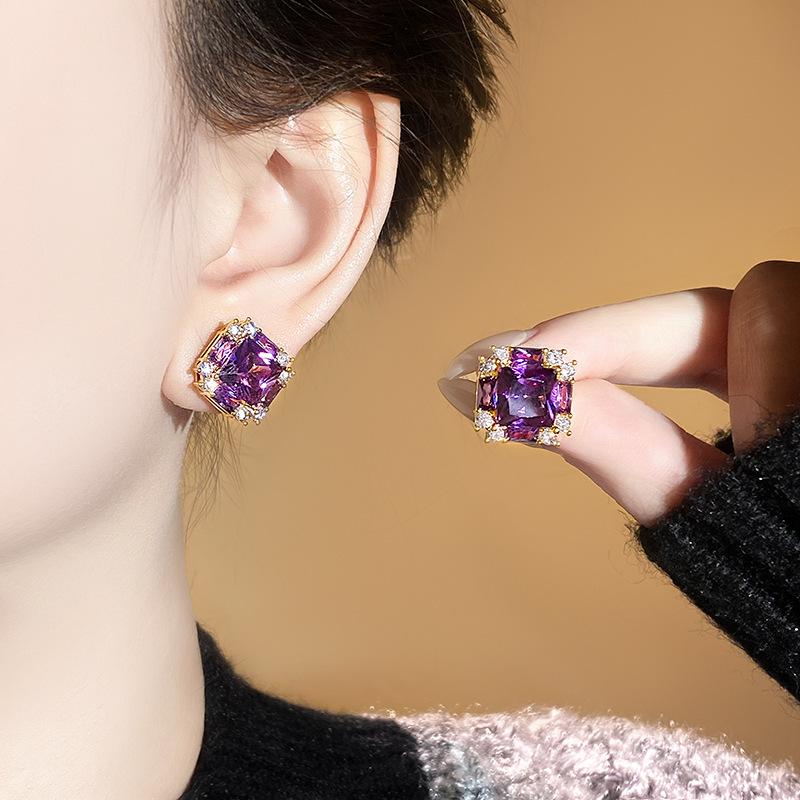 Square stud earrings Fashion exquisite earrings Light luxury High sense Versatile earrings Women
Square stud earrings Fashion exquisite earrings Light luxury High sense Versatile earrings Women