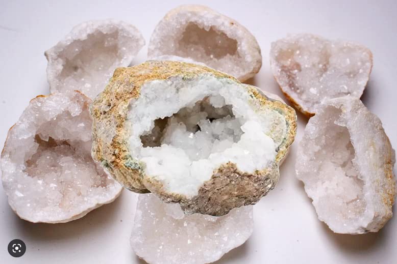 SCIENCE Mini Mineral Specimen in a thumbnail box 4cm Geode Quartz, Origin India (approx. square)
SCIENCE Mini Mineral Specimen in a thumbnail box 4cm Geode Quartz, Origin India (approx. square)