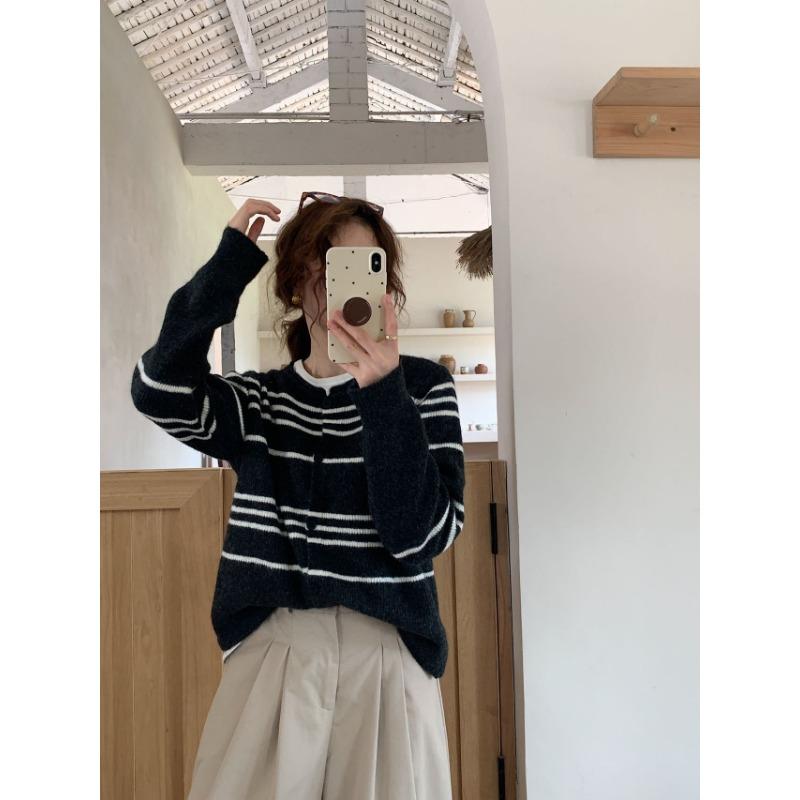 Retro autumn and winter knitted cardigan contrasting color design sense casual small single-breasted crew neck sweater jacket women average size
Retro autumn and winter knitted cardigan contrasting color design sense casual small single-breasted crew neck sweater jacket women average size