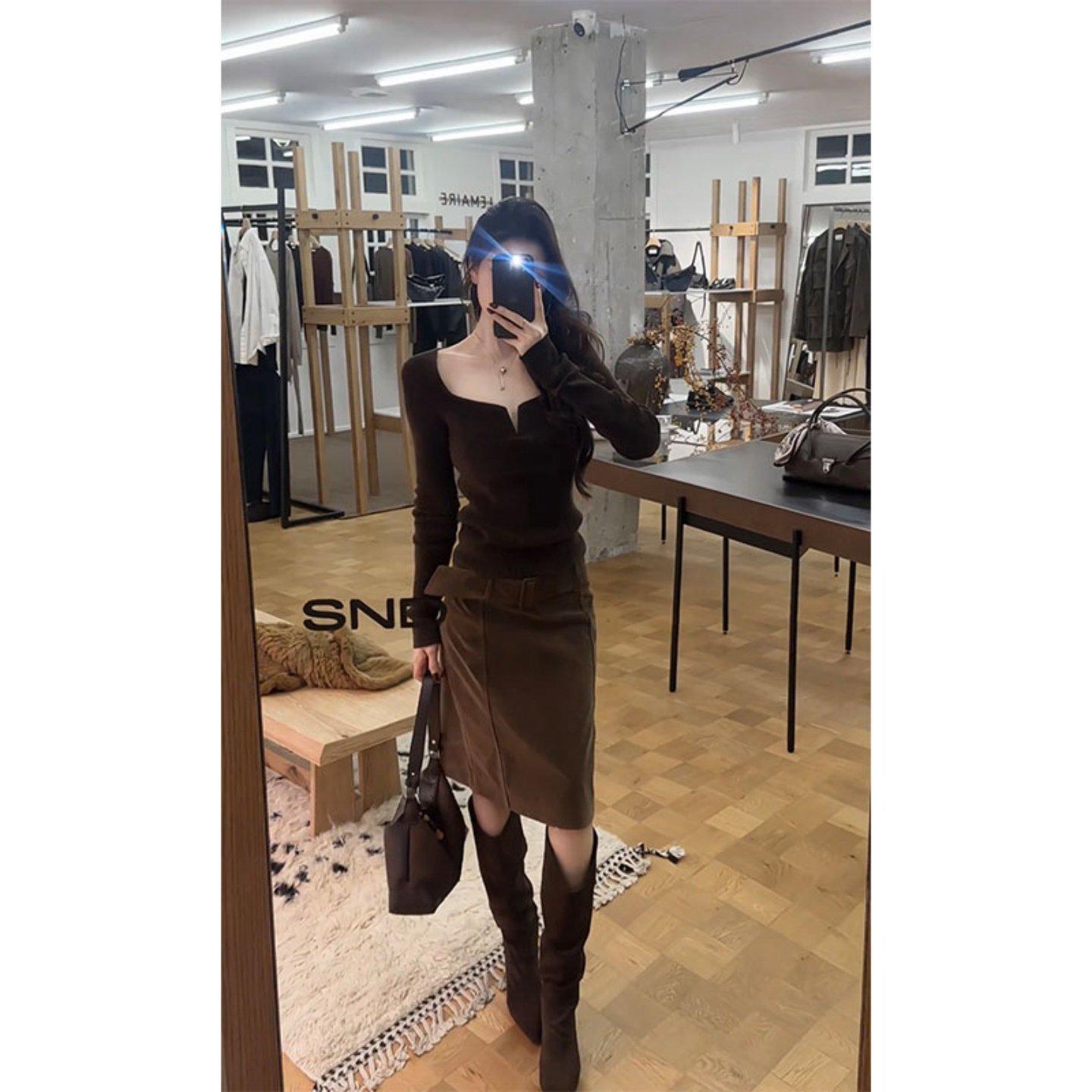 Trendy Slim-Fit V-Neck Top & Retro High-Waisted Skirt Set M (Recommended 95-105 jin)
Trendy Slim-Fit V-Neck Top & Retro High-Waisted Skirt Set M (Recommended 95-105 jin)