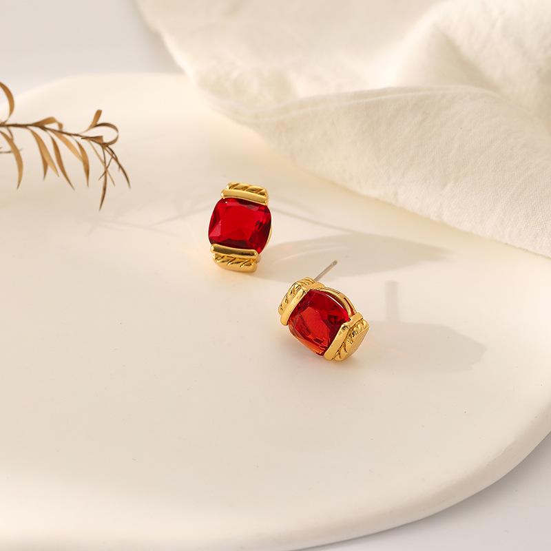 Ruby Stud Earrings: Exquisite Retro Minimalist Design in 925 Silver, Compact and Versatile for a Light Luxury Women s Look. бордовый
Ruby Stud Earrings: Exquisite Retro Minimalist Design in 925 Silver, Compact and Versatile for a Light Luxury Women s Look. бордовый