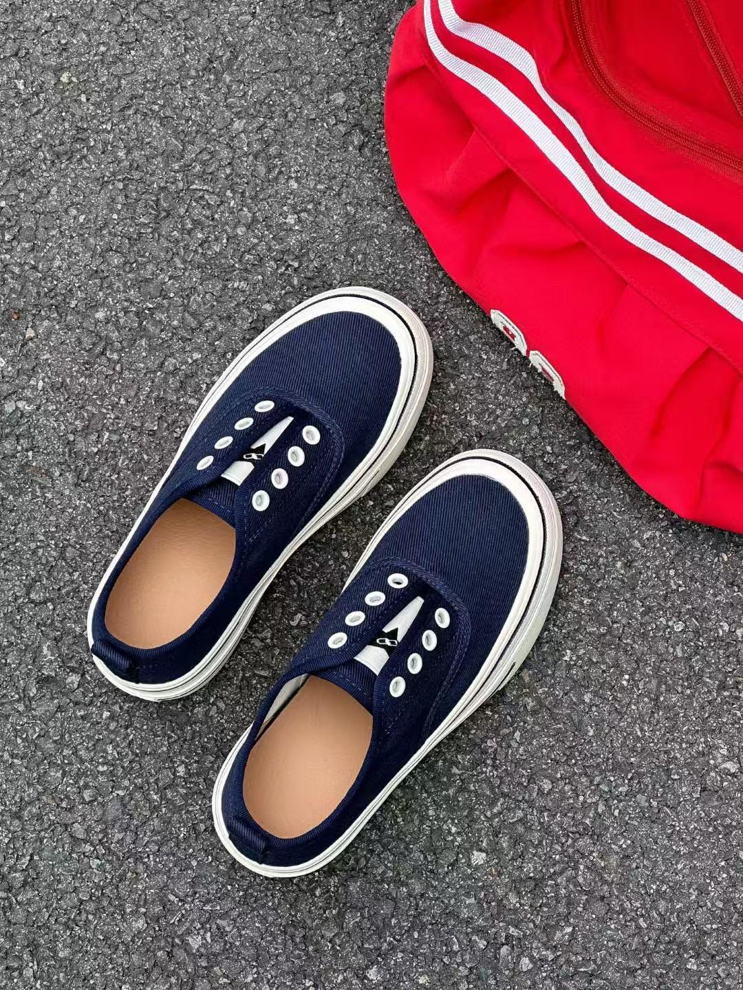 Round head canvas shoes women s summer new thick-soled versatile casual sports board shoes one-pedal muffin white shoes 40 темно-синього кольору
Round head canvas shoes women s summer new thick-soled versatile casual sports board shoes one-pedal muffin white shoes 40 темно-синього кольору