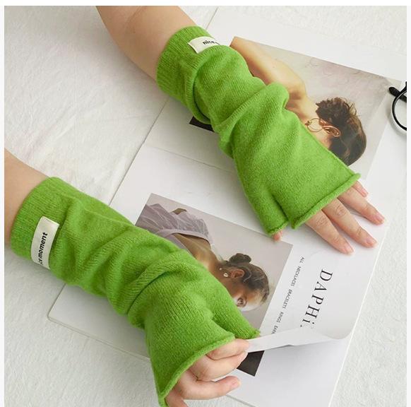 Женские шерстяные перчатки без пальцев с теплым сенсорным экраном на осень/зиму 2025 года - вязаные и утолщенные для письма.
Женские шерстяные перчатки без пальцев с теплым сенсорным экраном на осень/зиму 2025 года - вязаные и утолщенные для письма.