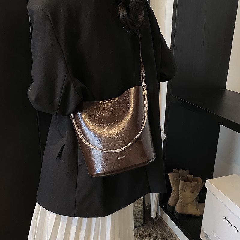 Retro high-end bucket bag, hand bag, fashion niche underarm bag, shoulder messenger bag, women s bag. кавовий
Retro high-end bucket bag, hand bag, fashion niche underarm bag, shoulder messenger bag, women s bag. кавовий