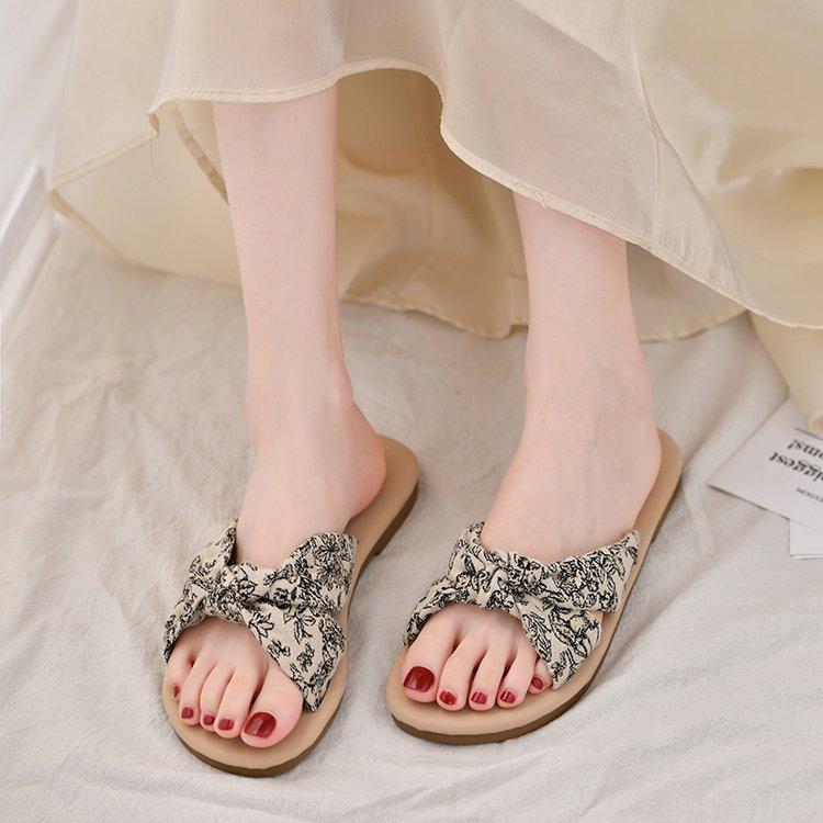 Flat bottom retro sandals 2024 new evening breeze gentle French style with skirt slippers women s summer wear national style women s shoes 35 абрикосовый
Flat bottom retro sandals 2024 new evening breeze gentle French style with skirt slippers women s summer wear national style women s shoes 35 абрикосовый