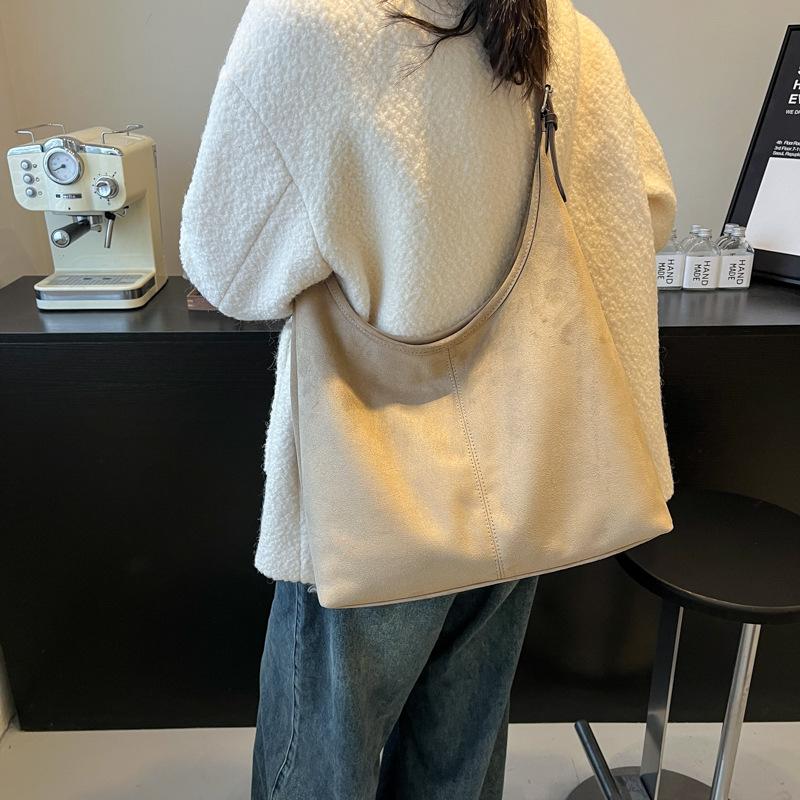 Tote bag women s bag premium sense 2025 winter new large-capacity velvet shoulder bag commuter mother and child bag 34*12*26
Tote bag women s bag premium sense 2025 winter new large-capacity velvet shoulder bag commuter mother and child bag 34*12*26