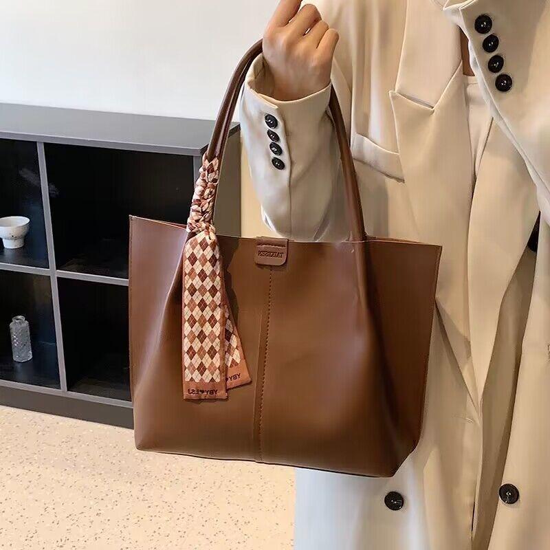 Женская сумка, модная и универсальная большая вместительная сумка, популярная шелковая сумка через плечо с шарфом 30*12*26cm кофейный