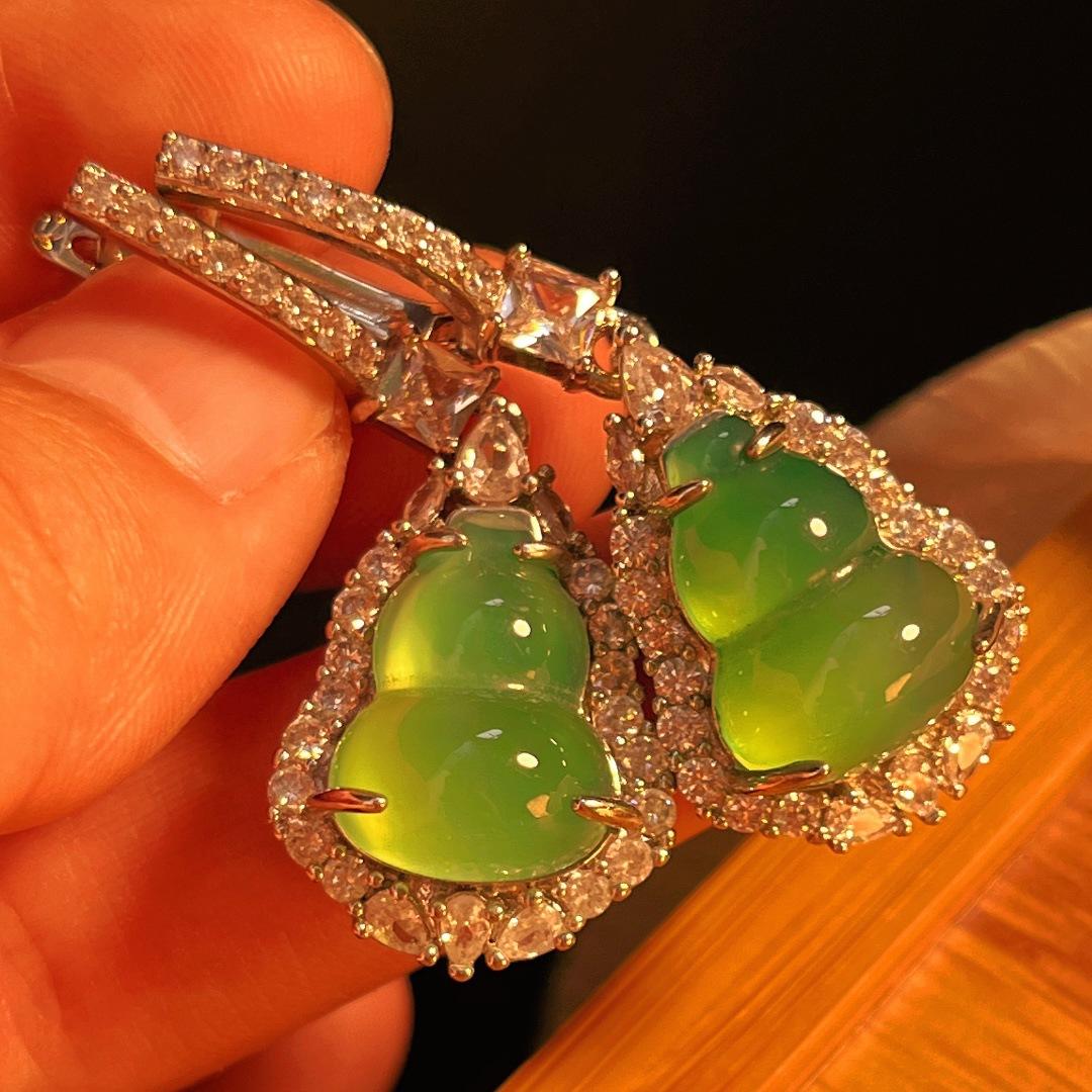 Full Green, Yang Green, Natural Agate Green Chalcedony Earrings, Women S Opening Is Slightly Inlaid, And The Real Shot Is Fidelity.
Full Green, Yang Green, Natural Agate Green Chalcedony Earrings, Women S Opening Is Slightly Inlaid, And The Real Shot Is Fidelity.