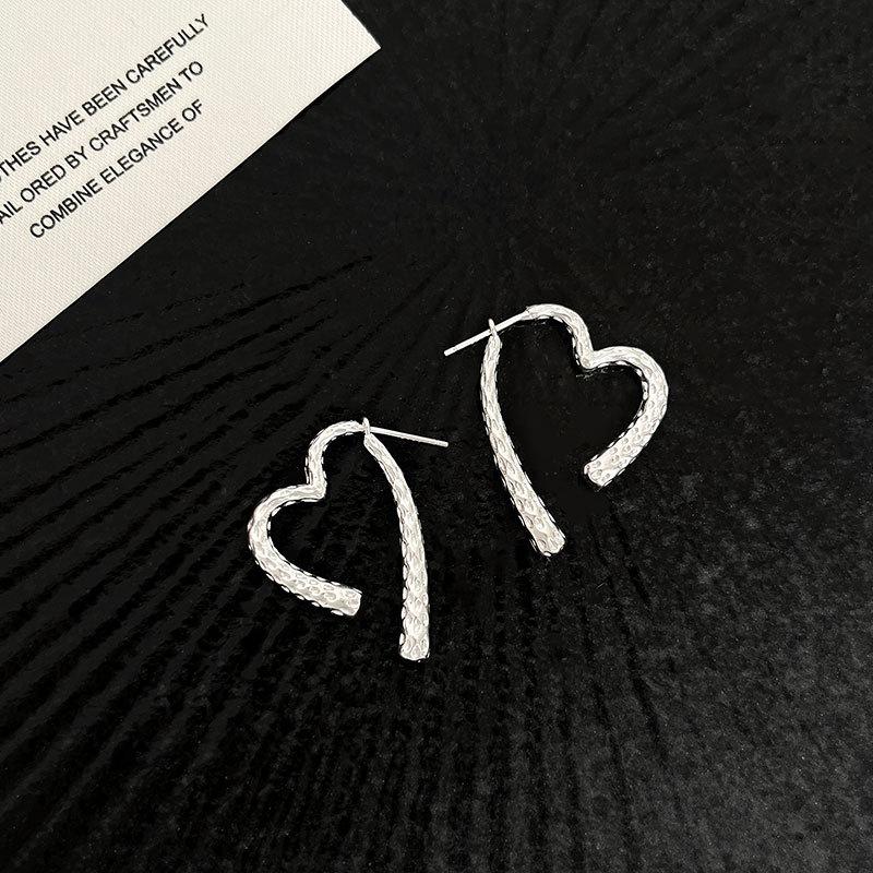 Серьги-подвески «Lava Love» с чеканной текстурой, тяжелая промышленность, персонализированные серьги в форме сердца
Серьги-подвески «Lava Love» с чеканной текстурой, тяжелая промышленность, персонализированные серьги в форме сердца