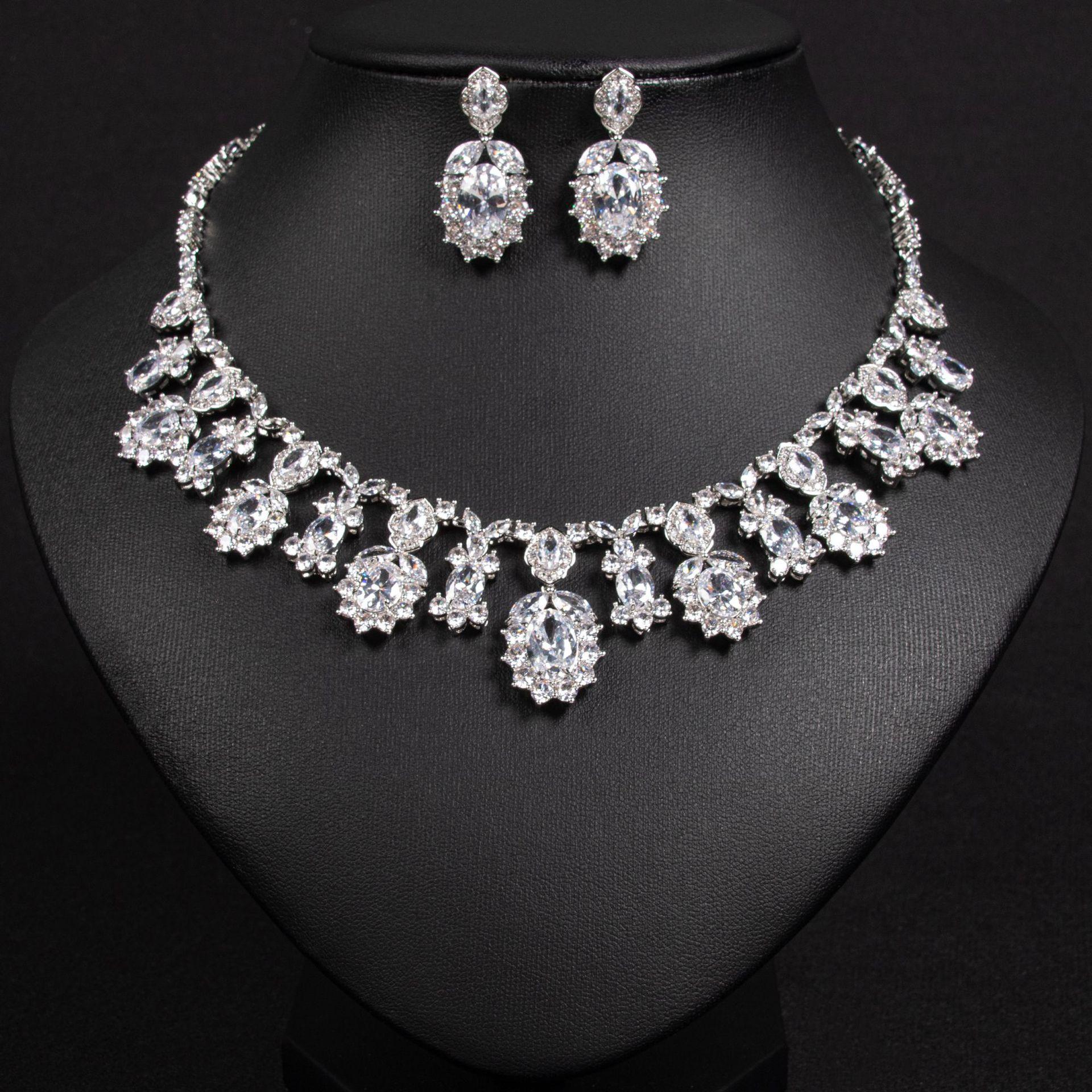 Женский комплект колье и серег с цветочным цирконом нишевого дизайна в стиле легкой роскоши, модный и универсальный набор подвесок, повседневные аксессуары
Женский комплект колье и серег с цветочным цирконом нишевого дизайна в стиле легкой роскоши, модный и универсальный набор подвесок, повседневные аксессуары