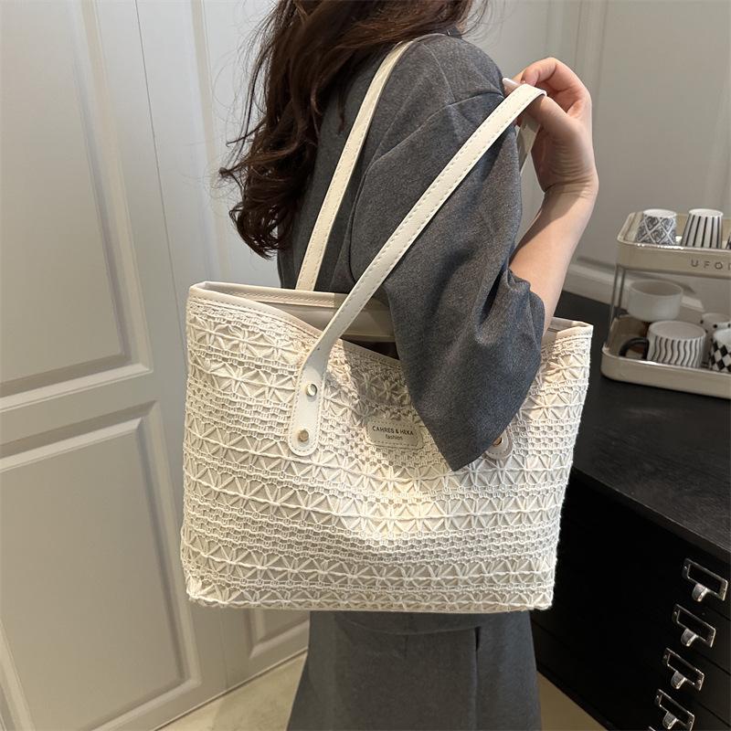 Fresh summer new style fashion design color matching straw woven shoulder underarm bag women чорний
Fresh summer new style fashion design color matching straw woven shoulder underarm bag women чорний