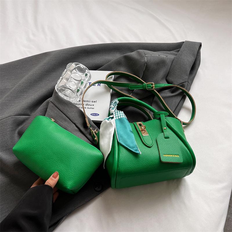 Niche fashion hand-carried bucket bag women s 2025 new trend shoulder bag high value casual messenger bag зелёный
Niche fashion hand-carried bucket bag women s 2025 new trend shoulder bag high value casual messenger bag зелёный