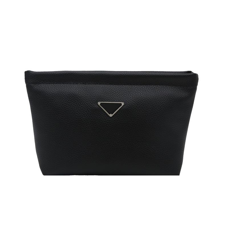Cowhide niche women s bag shoulder messenger bag simple fashion women s bag zipper envelope чорний
Cowhide niche women s bag shoulder messenger bag simple fashion women s bag zipper envelope чорний