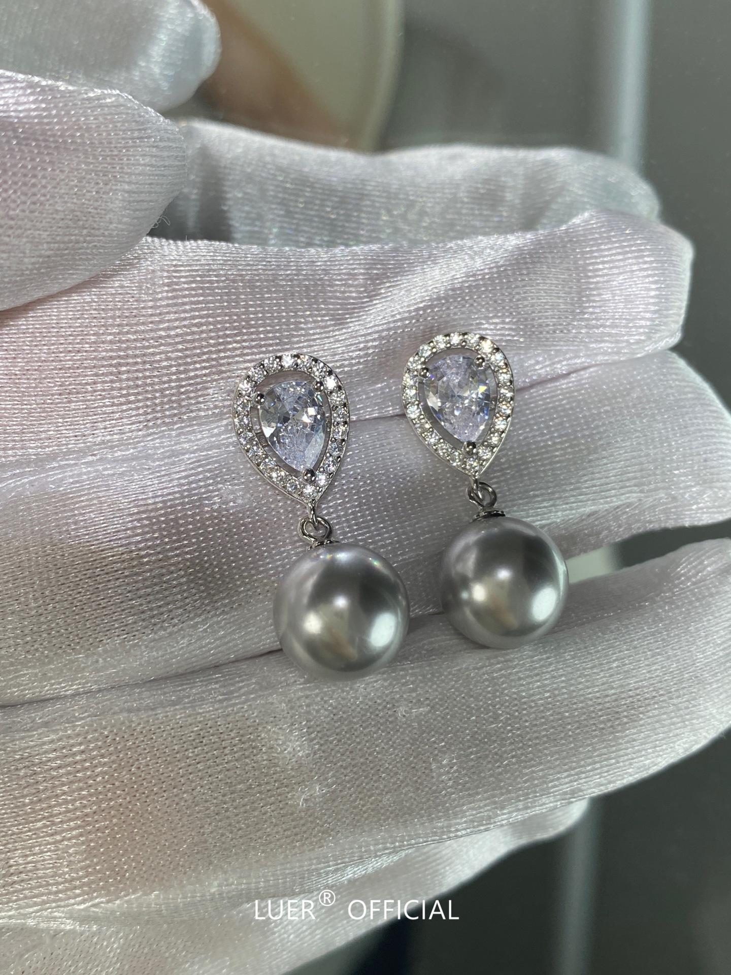 French elegant sparkling diamond water drop classic Shijia round strong light pearl S silver stud earrings personalized senior women
French elegant sparkling diamond water drop classic Shijia round strong light pearl S silver stud earrings personalized senior women