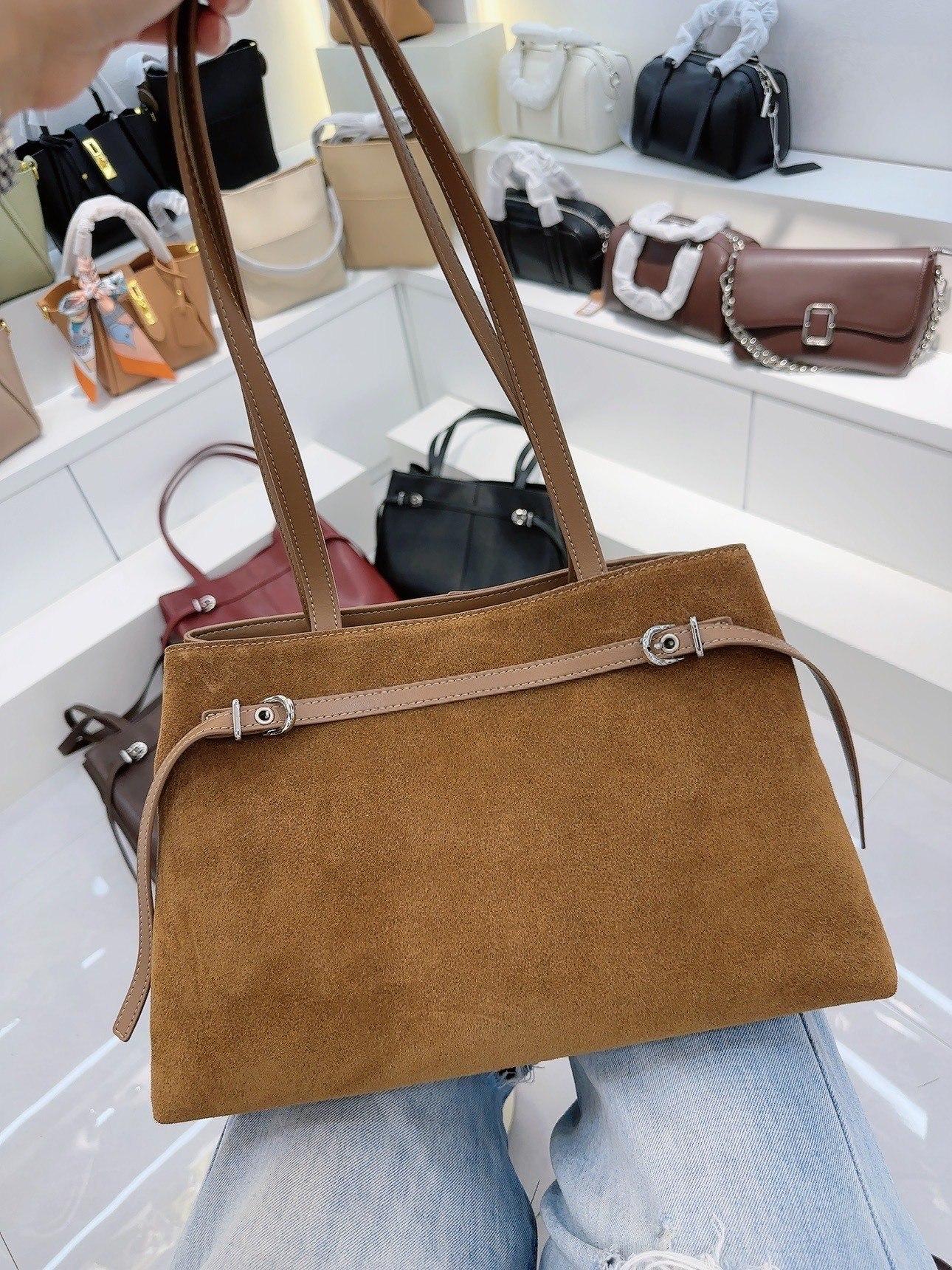 Internet celebrity fashion large-capacity matte tote bag is popular in Europe and the United States this year versatile shoulder handbag bag 34*11*23CM
Internet celebrity fashion large-capacity matte tote bag is popular in Europe and the United States this year versatile shoulder handbag bag 34*11*23CM