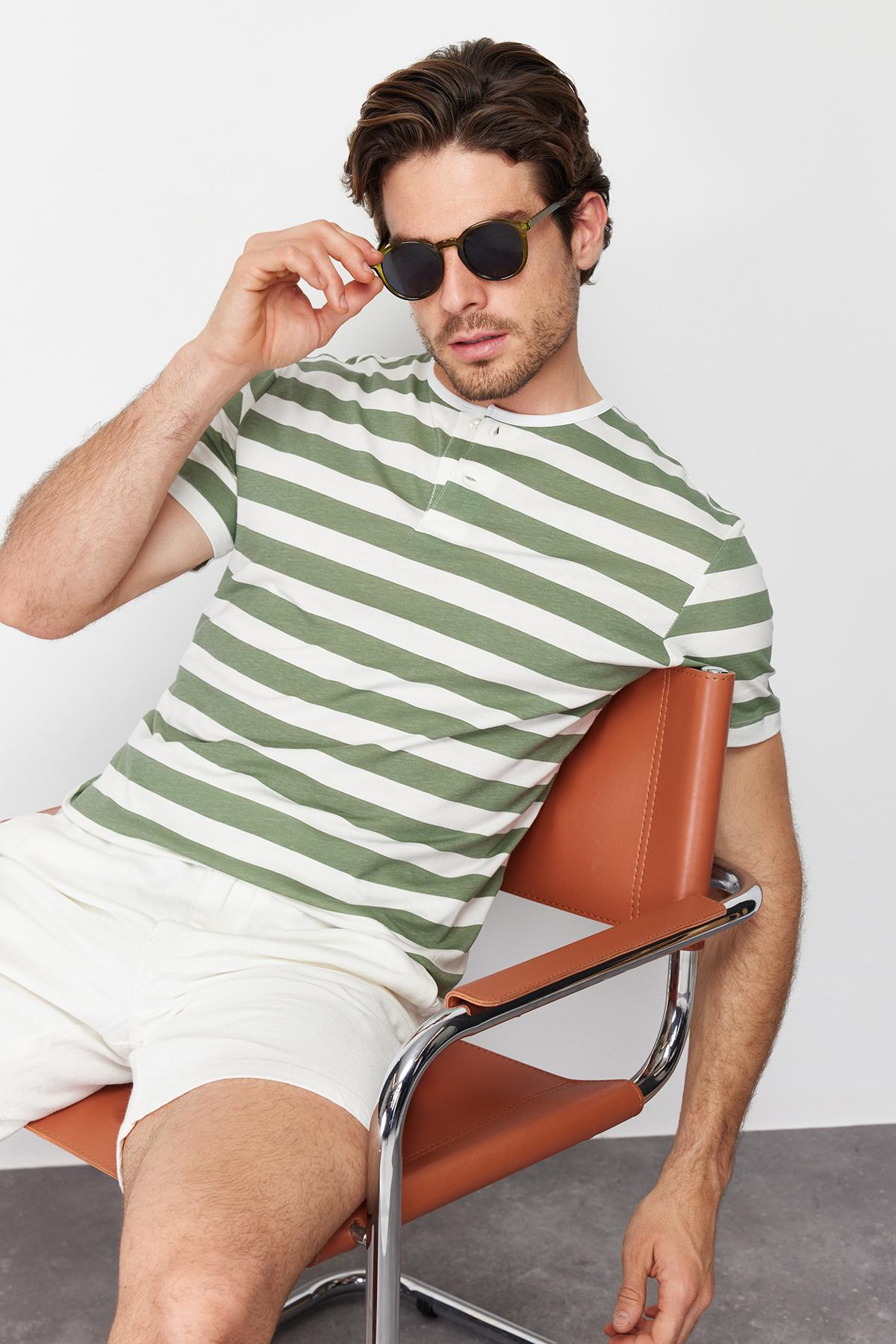 Men s Fashion New T-Shirt Gray Regular Normal Cut Button Collar Striped 100% Cotton T-Shirt 2XL
Men s Fashion New T-Shirt Gray Regular Normal Cut Button Collar Striped 100% Cotton T-Shirt 2XL