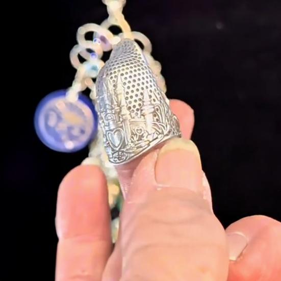Frog Prince Thimble Retro Alloy Thimble Needlework Finger Protector Frog Thimble Gift for Sewing Embroidery Enthusiasts
Frog Prince Thimble Retro Alloy Thimble Needlework Finger Protector Frog Thimble Gift for Sewing Embroidery Enthusiasts