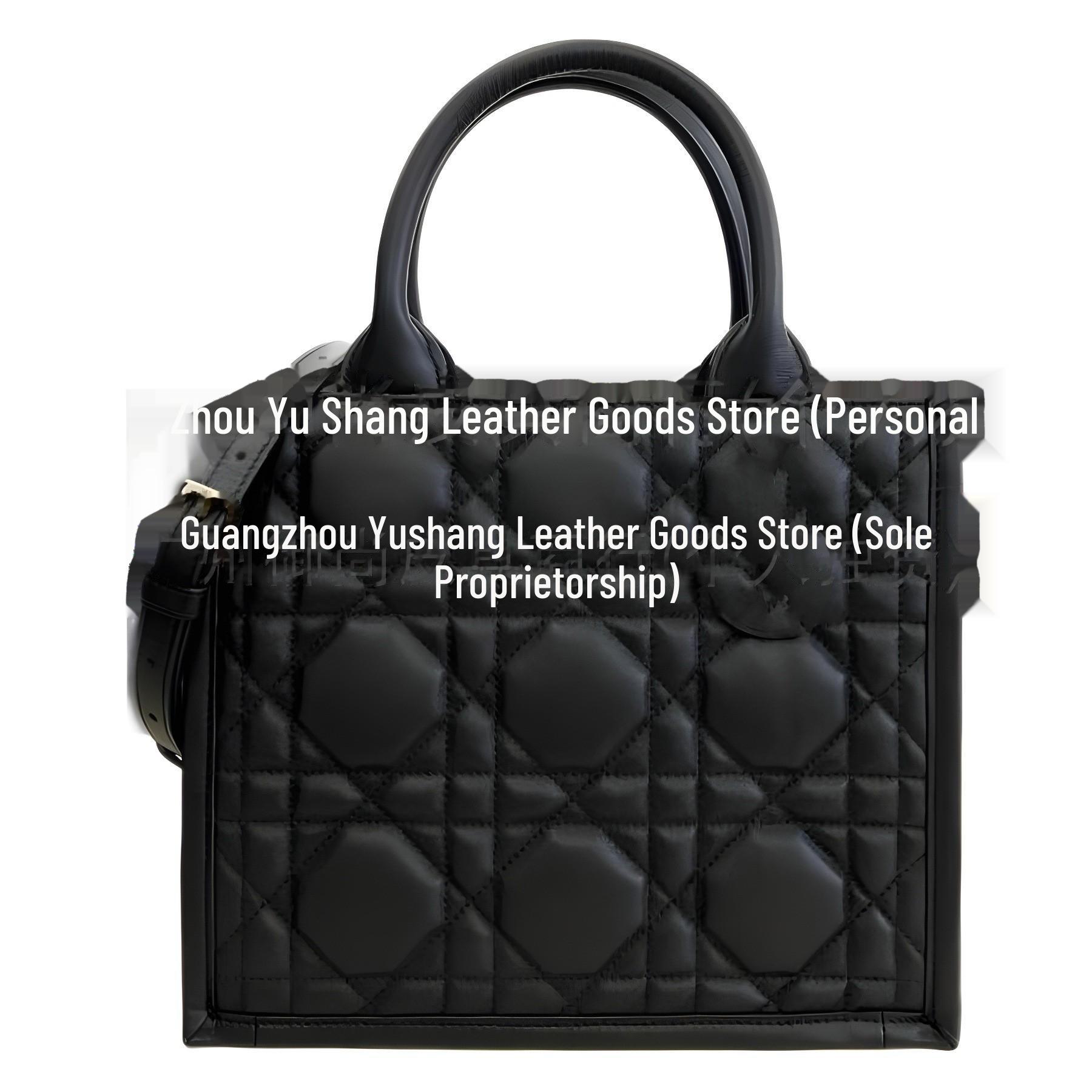2024 Oversized One-Shoulder Tote: Large Calfskin with Diamond Pattern and Wide Strap 26CM
2024 Oversized One-Shoulder Tote: Large Calfskin with Diamond Pattern and Wide Strap 26CM