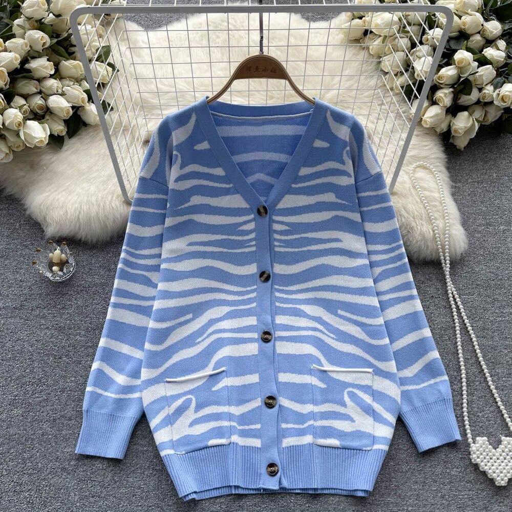 Осень и зима, новый маленький ароматный ветер, нерегулярные полосы, V-образный вырез, длинные рукава, вязаный свободный свитер для ленивого ветра
Осень и зима, новый маленький ароматный ветер, нерегулярные полосы, V-образный вырез, длинные рукава, вязаный свободный свитер для ленивого ветра