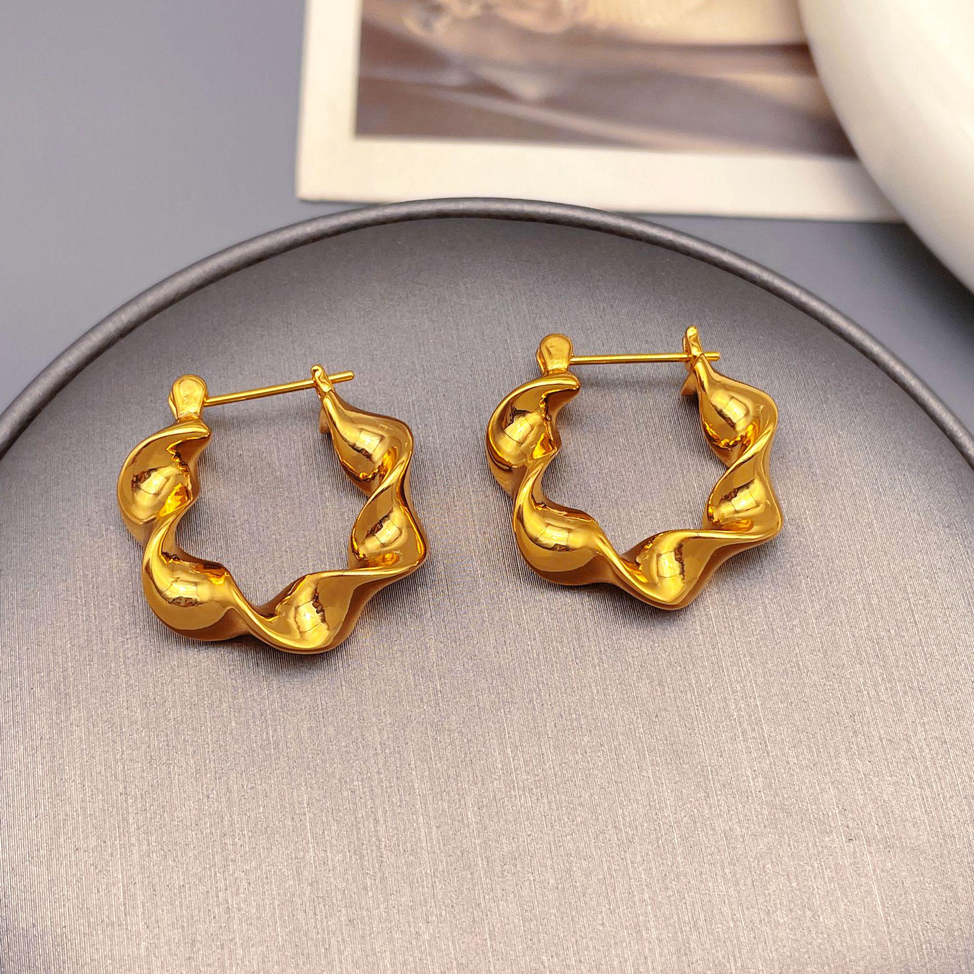 European & American Retro 18k Gold-Plated Wave Cable Knit Hoop Earrings: Simple, Exquisite, and Unique Design
European & American Retro 18k Gold-Plated Wave Cable Knit Hoop Earrings: Simple, Exquisite, and Unique Design
