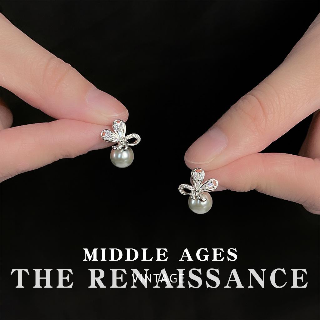 Medieval glass pearl bow zircon earrings French retro earrings
Medieval glass pearl bow zircon earrings French retro earrings