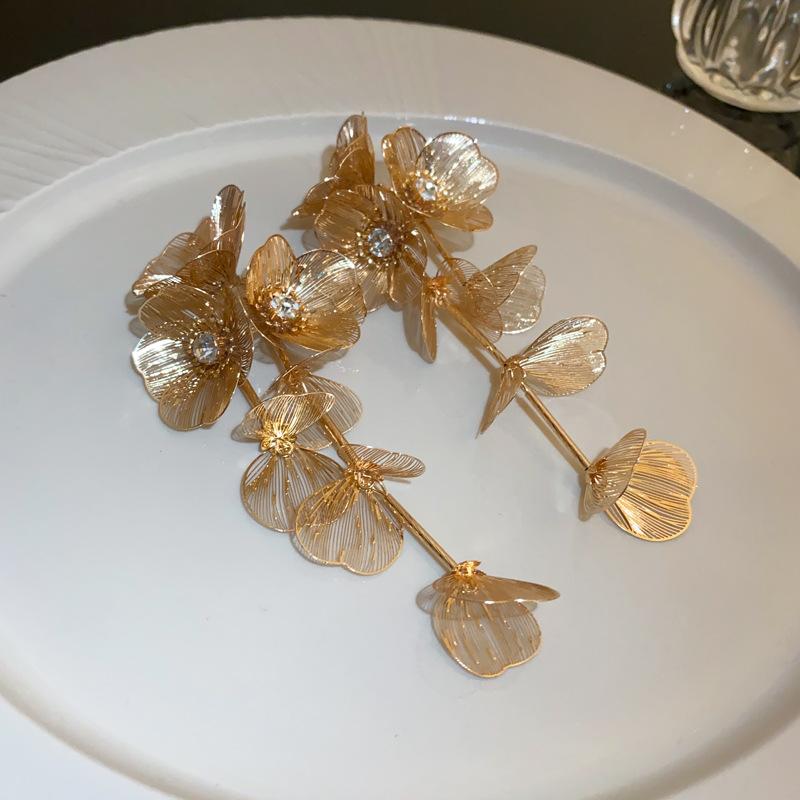 Silver Needle Diamond Flower Fringed Earrings European and American Exaggerated Design Earrings Fashion Light Luxury Temperament Earrings Women
Silver Needle Diamond Flower Fringed Earrings European and American Exaggerated Design Earrings Fashion Light Luxury Temperament Earrings Women