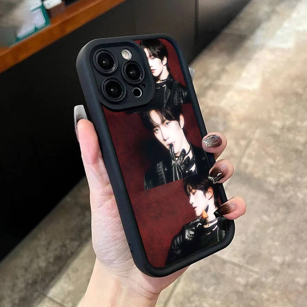 Huang Xing Eliot ABO Desire Phone Case For iPhone 17,16,15,14,13,12,11,Pro,Max,Plus,X,XS,SE4,E,Mini Black Thickened border Case iPhone 15 Plus
Huang Xing Eliot ABO Desire Phone Case For iPhone 17,16,15,14,13,12,11,Pro,Max,Plus,X,XS,SE4,E,Mini Black Thickened border Case iPhone 15 Plus
