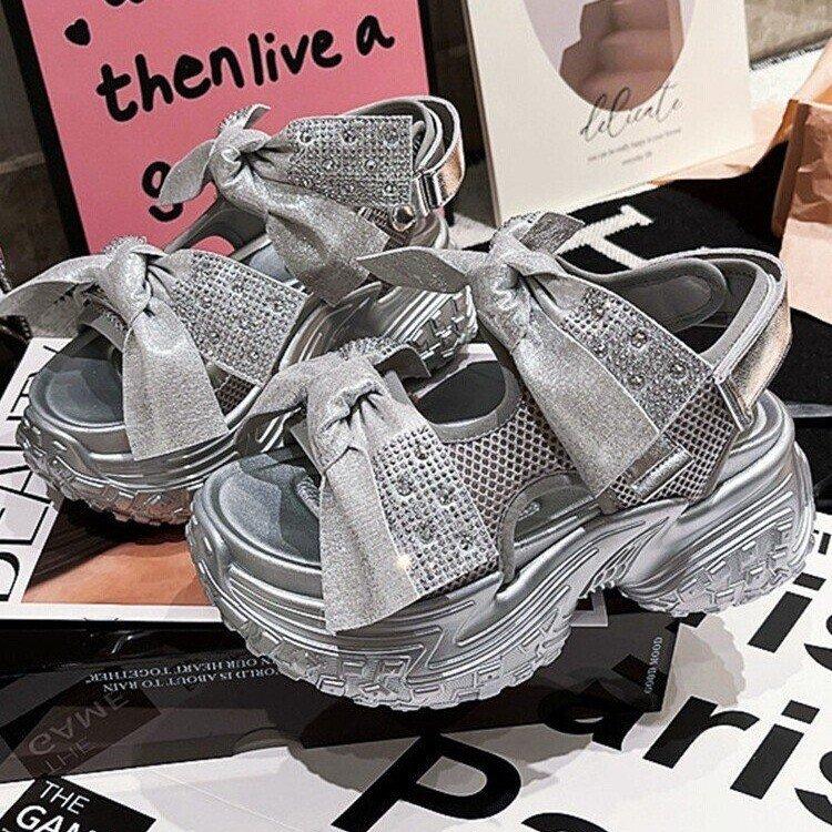 Мода 2025 Новые летние женские сандалии на высокой платформе с пряжкой, танкетки, блестящая обувь, модные уличные массивные сандалии, пляжные повседневные шлепанцы для женщин 34
Мода 2025 Новые летние женские сандалии на высокой платформе с пряжкой, танкетки, блестящая обувь, модные уличные массивные сандалии, пляжные повседневные шлепанцы для женщин 34