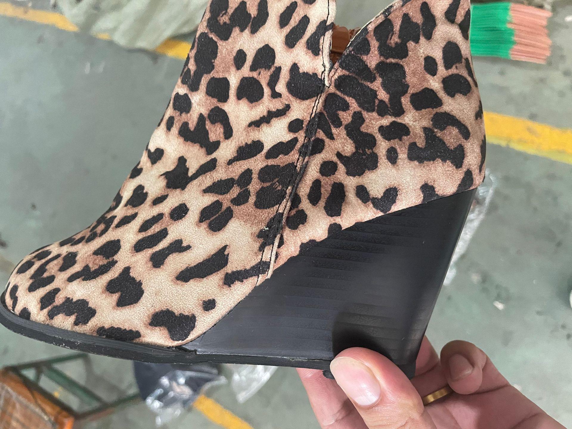 Женские полусапожки на танкетке большого размера 2021 года осень/зима 38 цветной печати леопарда
Женские полусапожки на танкетке большого размера 2021 года осень/зима 38 цветной печати леопарда