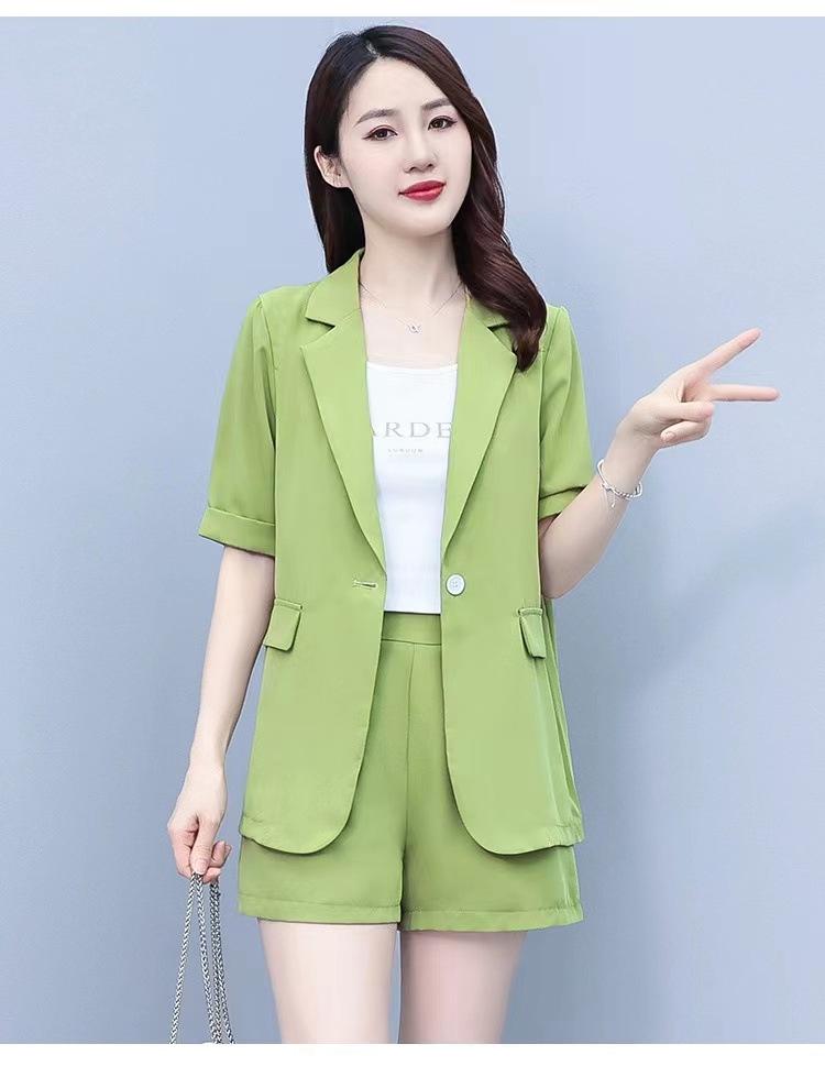Женский летний комплект из двух частей больших размеров: Пиджак с короткими рукавами и шорты L зелёный
Женский летний комплект из двух частей больших размеров: Пиджак с короткими рукавами и шорты L зелёный