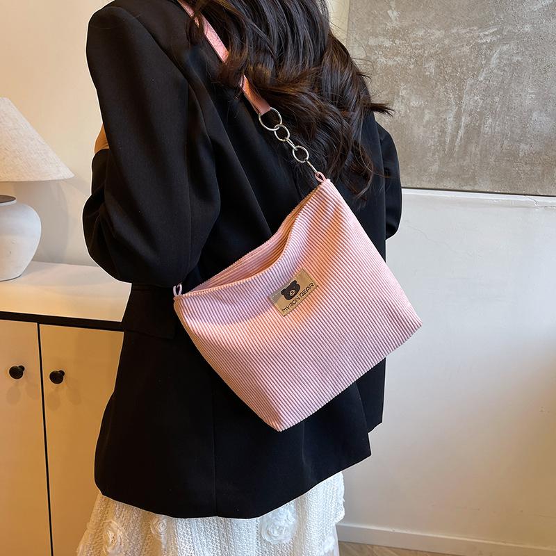 ins simple messenger bag women s new lightweight corduroy shoulder armpit bag cute student small square bag
ins simple messenger bag women s new lightweight corduroy shoulder armpit bag cute student small square bag
