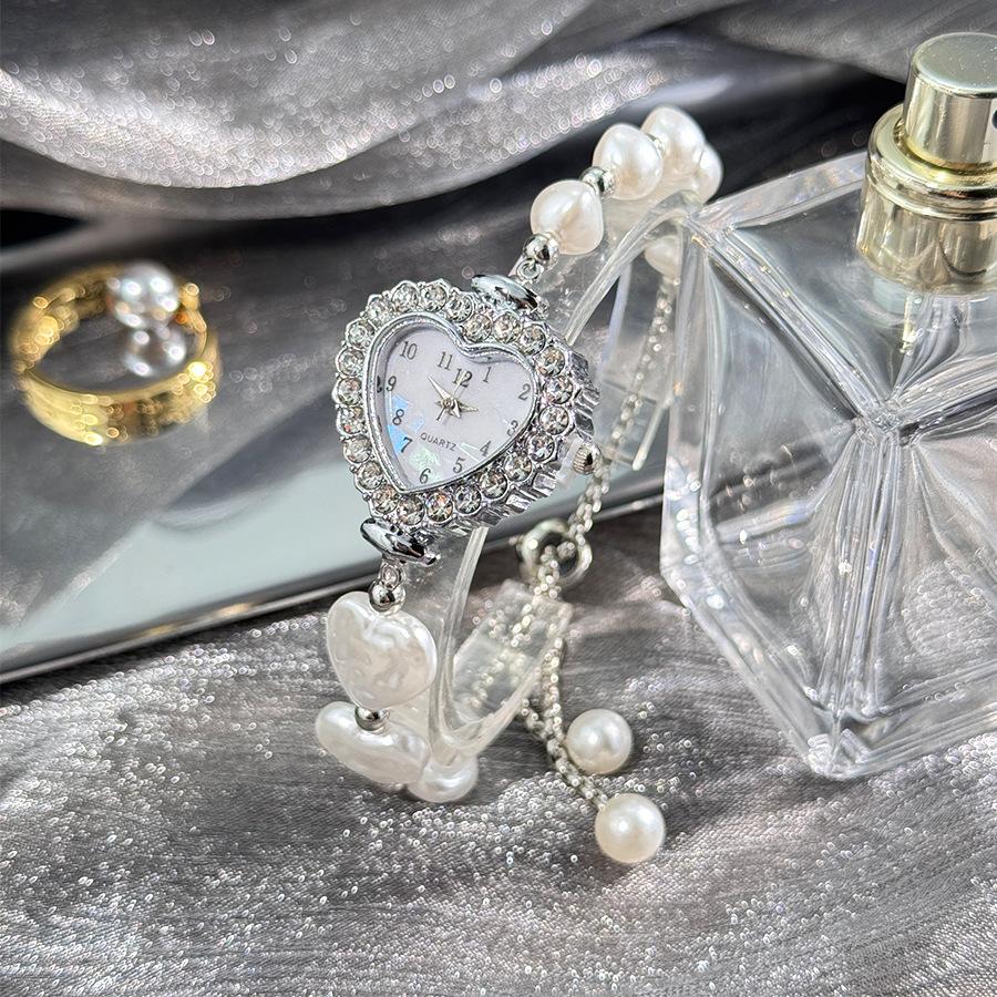 Любовь Инкрустированные бриллиантами женские часы Полностью бриллиантовые Персиковое сердце Цифровые Жемчужные Двойное заклинание Браслет-часы серебряный
Любовь Инкрустированные бриллиантами женские часы Полностью бриллиантовые Персиковое сердце Цифровые Жемчужные Двойное заклинание Браслет-часы серебряный