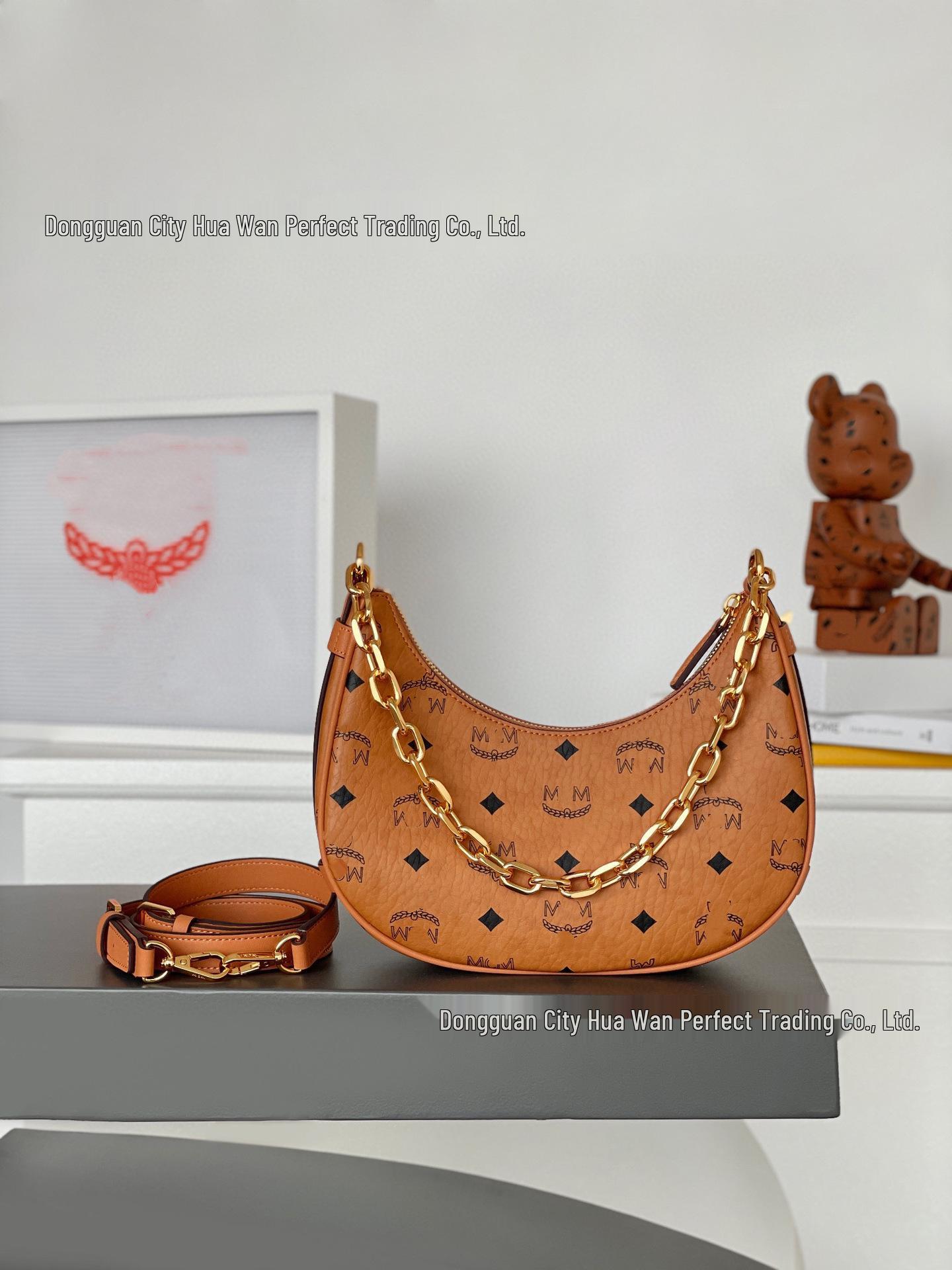 M House 2025 Women s Crescent Crossbody Bag - Versatile Half-Moon Shoulder and Underarm Chain Handbag 24*6.5*19 cm
M House 2025 Women s Crescent Crossbody Bag - Versatile Half-Moon Shoulder and Underarm Chain Handbag 24*6.5*19 cm