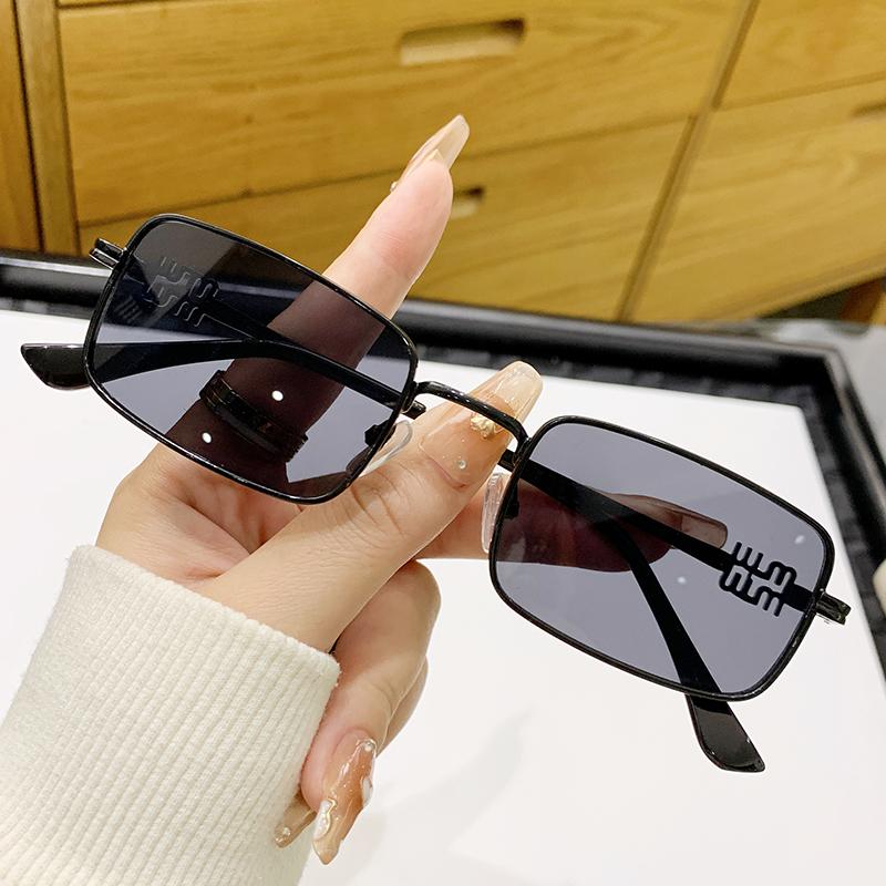 Square Frame Ocean Sheet Sunglasses Fashion Trend Full Frame Sunglasses Simple Metal Frame Wear 98115 сірий
Square Frame Ocean Sheet Sunglasses Fashion Trend Full Frame Sunglasses Simple Metal Frame Wear 98115 сірий
