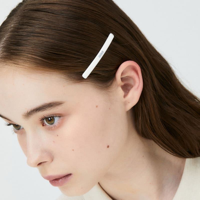 DNINI Simple Lettering Barrettes(White) WHITE
DNINI Simple Lettering Barrettes(White) WHITE