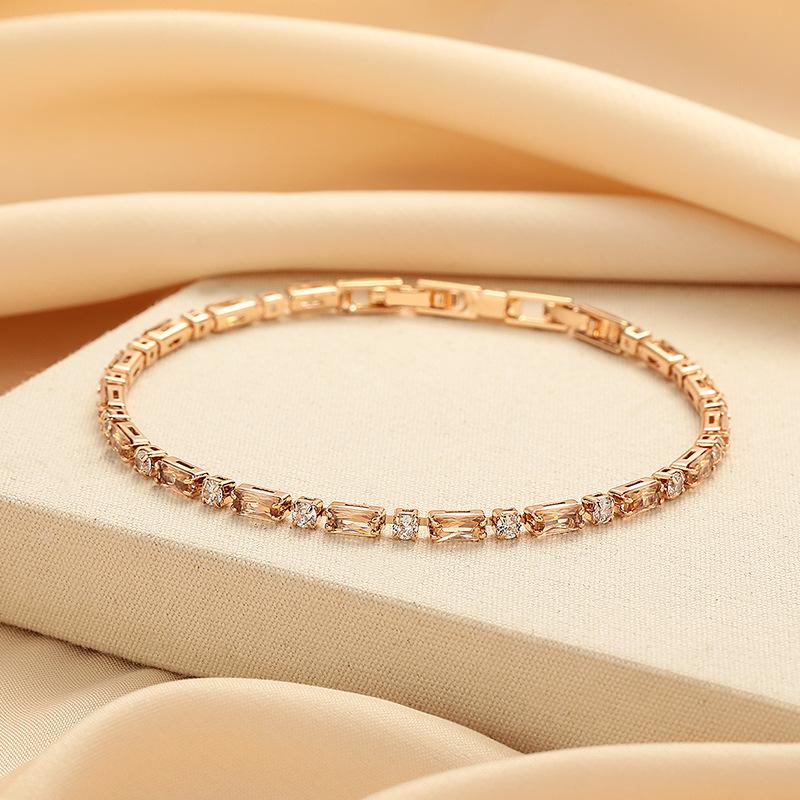 Yellow diamond-encrusted bracelet, stylish and unique.
Yellow diamond-encrusted bracelet, stylish and unique.