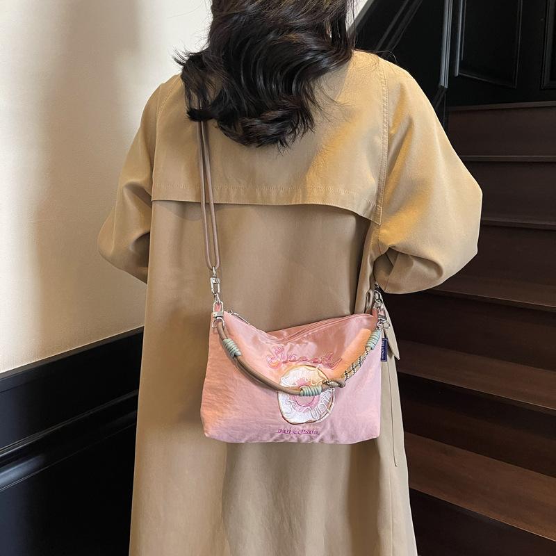 Niche literary and artistic fan armpit bag spring and summer new small fresh fashion tote bag shoulder women s bag сірий колір
Niche literary and artistic fan armpit bag spring and summer new small fresh fashion tote bag shoulder women s bag сірий колір