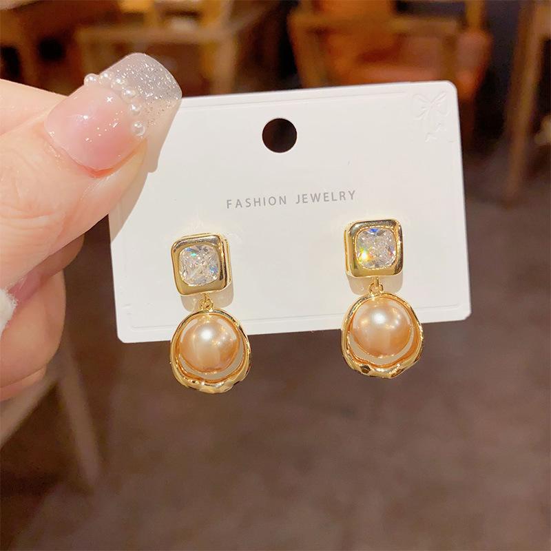 Французские геометрические серьги-капли с жемчугом и кристаллами для женщин, элегантные геометрические серьги-подвески с цирконом для вечеринок, свадеб, ювелирные подарки, новинка золотой
Французские геометрические серьги-капли с жемчугом и кристаллами для женщин, элегантные геометрические серьги-подвески с цирконом для вечеринок, свадеб, ювелирные подарки, новинка золотой