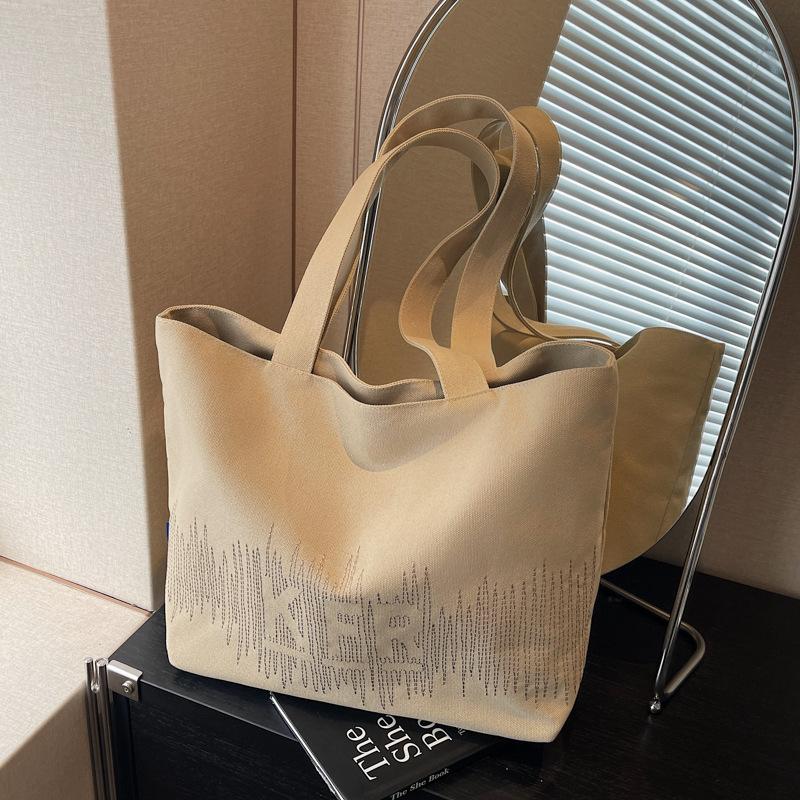 Large capacity canvas bag women s new casual versatile shoulder bag college student class tote bag хаки
Large capacity canvas bag women s new casual versatile shoulder bag college student class tote bag хаки