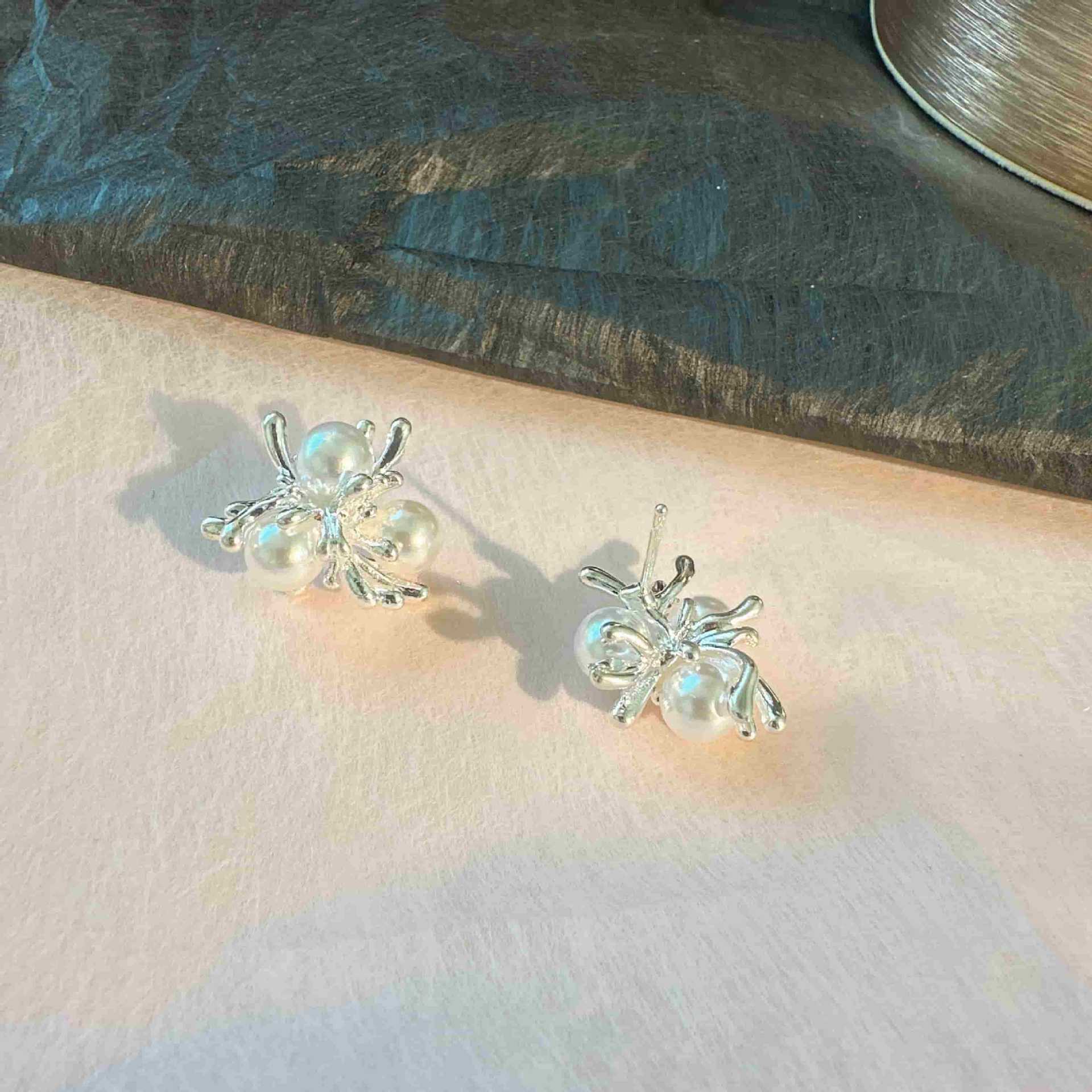 Серьги-гвоздики с жемчугом и фейерверками для женщин, модные модные украшения, легкие роскошные аксессуары серебряный
Серьги-гвоздики с жемчугом и фейерверками для женщин, модные модные украшения, легкие роскошные аксессуары серебряный