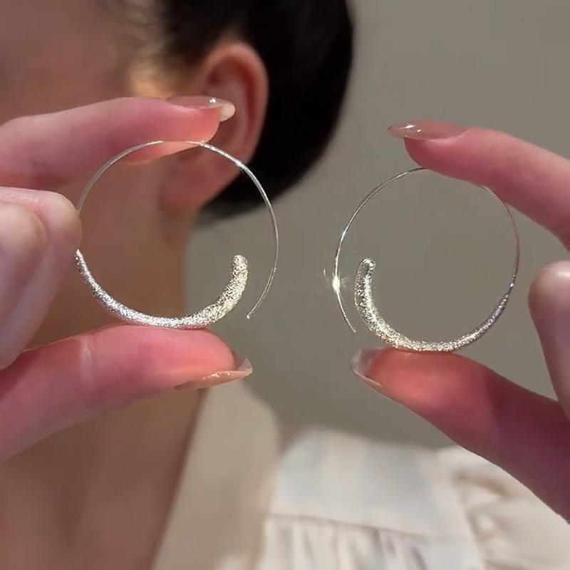 Geometric matte large ring earrings, simple temperament, high-end earrings, niche versatile fashion personalized earrings, women
Geometric matte large ring earrings, simple temperament, high-end earrings, niche versatile fashion personalized earrings, women