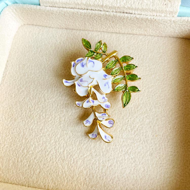 Эмалевая брошь «Глициния» и серьги с серебряными иглами: Женская брошь из сплава с ручной росписью эмалью