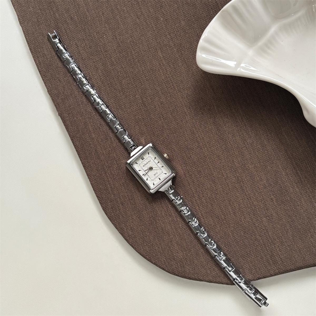 Doukou Medieval Fashion Thin Chain Watch Women S Light Luxury High-End Cold Bracelet Personalized Diamond-Encrusted Quartz Watch
Doukou Medieval Fashion Thin Chain Watch Women S Light Luxury High-End Cold Bracelet Personalized Diamond-Encrusted Quartz Watch