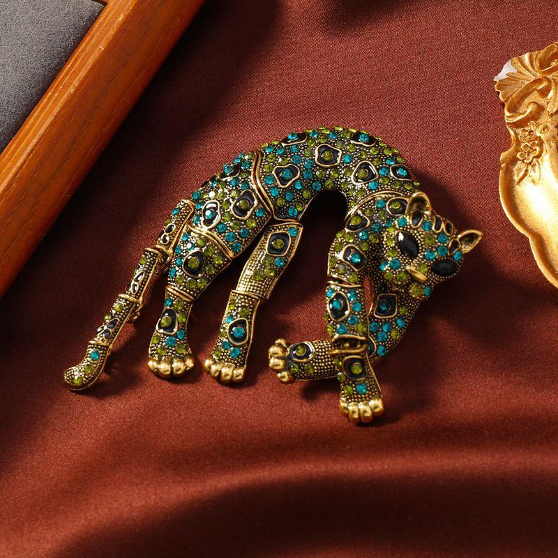 2026 New European and American Style Personalized Men s Full Diamond Leopard Brooch Vintage Bold Animal Pin Brooch Clothing Accessory Medium Green Rhinestone Leopard
2026 New European and American Style Personalized Men s Full Diamond Leopard Brooch Vintage Bold Animal Pin Brooch Clothing Accessory Medium Green Rhinestone Leopard