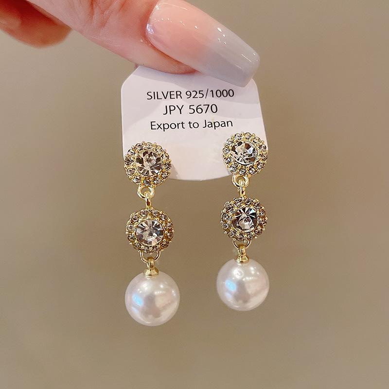 Silver needle diamond round pearl earrings French light luxury high-end stud earrings retro temperament versatile earrings women
Silver needle diamond round pearl earrings French light luxury high-end stud earrings retro temperament versatile earrings women